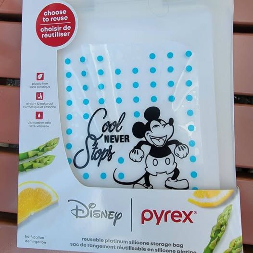 Disney Pyrex Food Storge Bags 1 half gallon, 1 sandwich set of 2 NEW